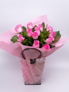 Μπουκέτο με δώδεκα ροζ τριαντάφυλλα